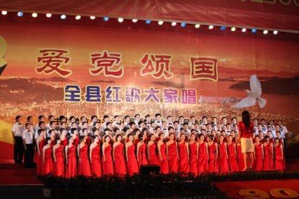 江西两商贩街头吵架互扔草莓，街道办：或因抢位置引发摩擦，执法大队已介入