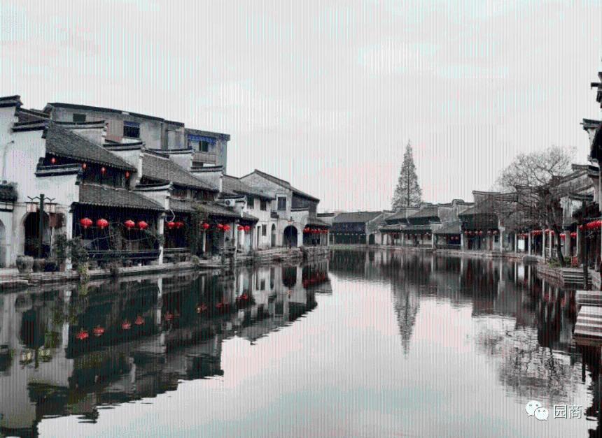 蓝色运动T恤配牛仔短裤，展现成熟的女性魅力，青春时髦两不误，你喜欢吗？游戏画面